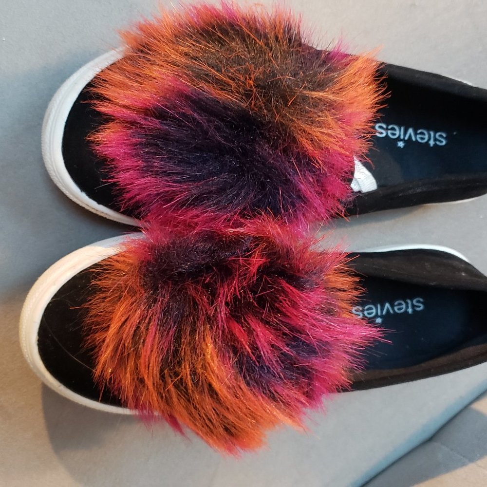 Stevies by Steve Madden Brighteyed Pom Pom sneaker Size 13